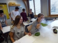 Pri kemijskem eksperimentu s tekočim dušikom so dijaki v trenutku zamrznili nekja predmetov_Copyright Bernarda Božnar